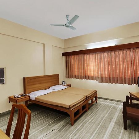 Hotel Meru Poona Buitenkant foto