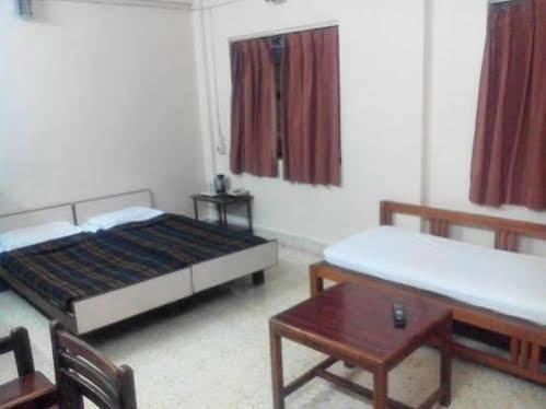 Hotel Meru Poona Buitenkant foto