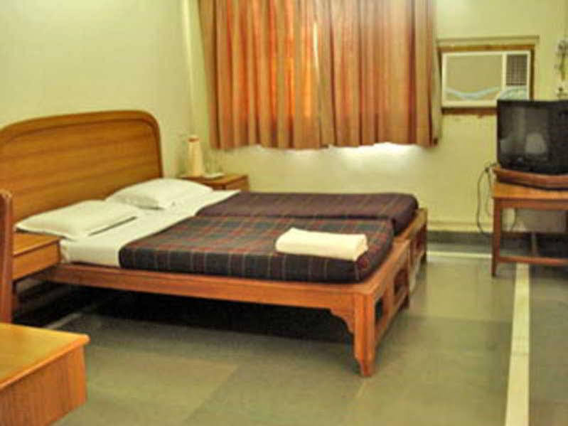 Hotel Meru Poona Buitenkant foto
